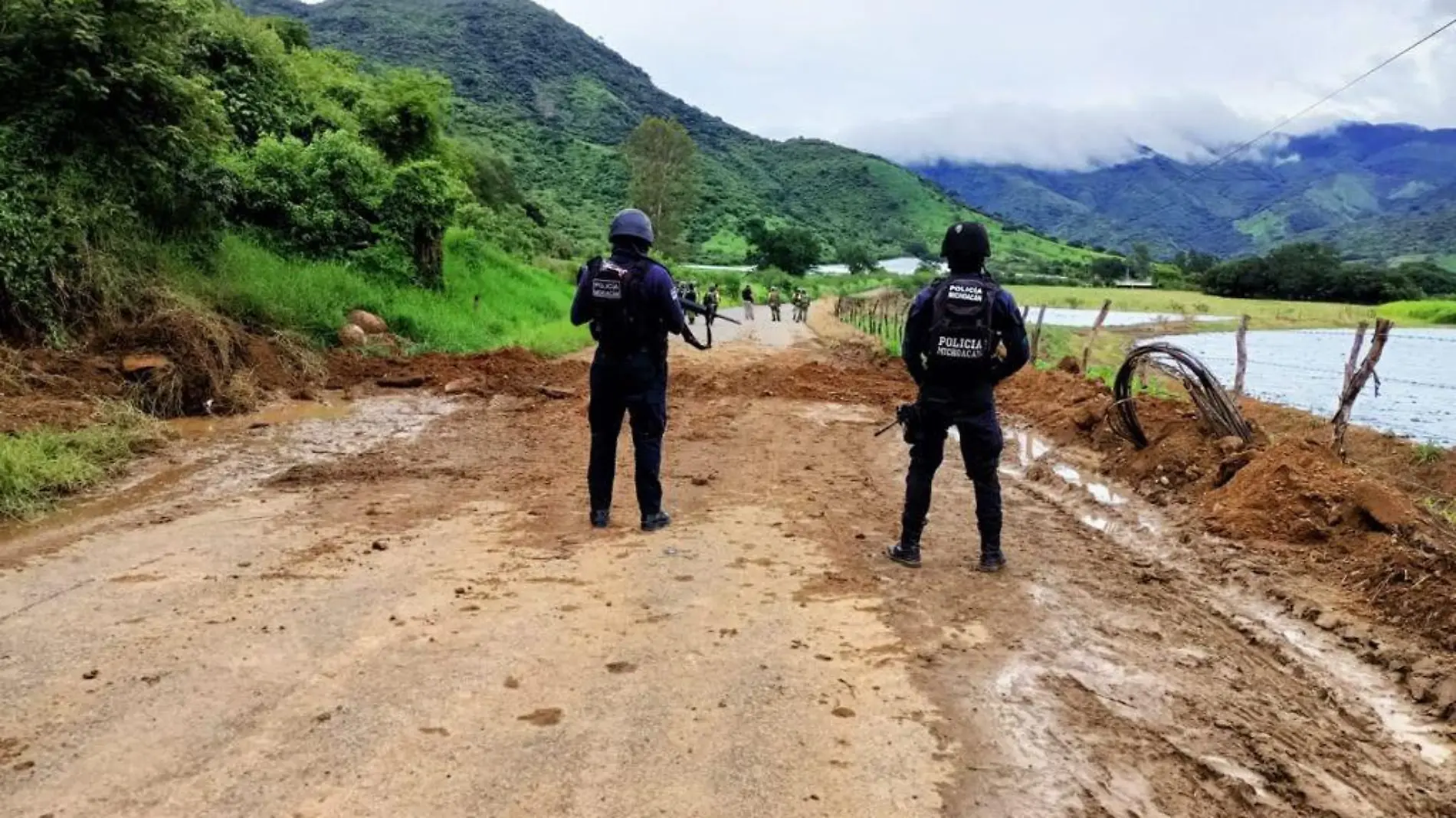 camino destruido Tepalcatepec-Coalcomán 2